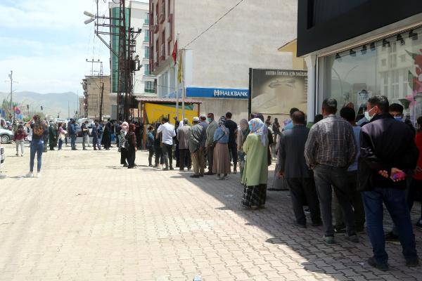 Yüksekova'da tam kapanma sonrası yoğunluk