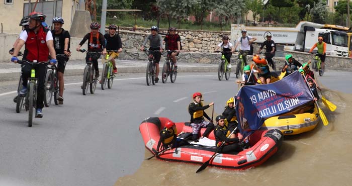 Hakkari Zap vadisinde bisiklet ve rafting etkinliği