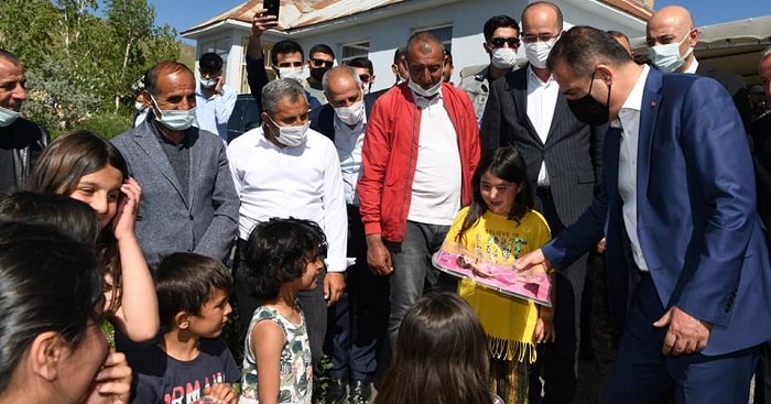 Hakkari Valisi Akbıyık'tan köy ziyareti
