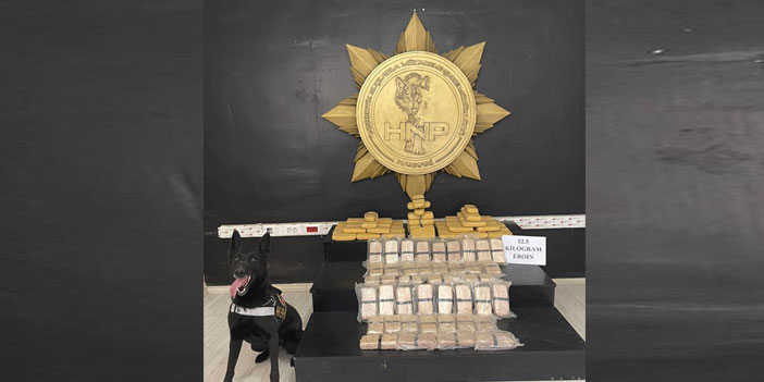 Hakkari'de polisin takibiyle yakalanan araçta 52,5 kilogram eroin ele geçirildi