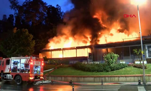 Bir kafe alev alev yandı