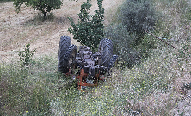 Traktörün altında kalan sürücü öldü