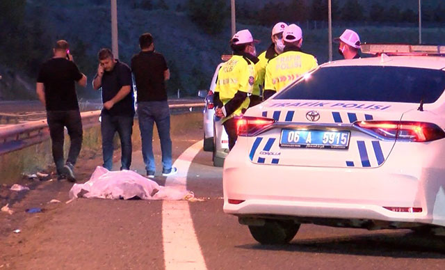 Devrilen motosikletteki 2 kişi öldü