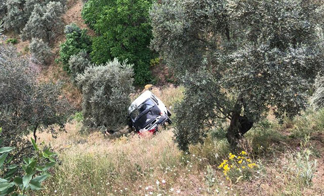 Yolcu minibüsü 30 metrelik uçuruma yuvarlandı: 10 yaralı