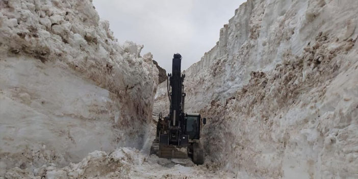 Hakkari'de mayıs ayında da karla mücadele sürüyor