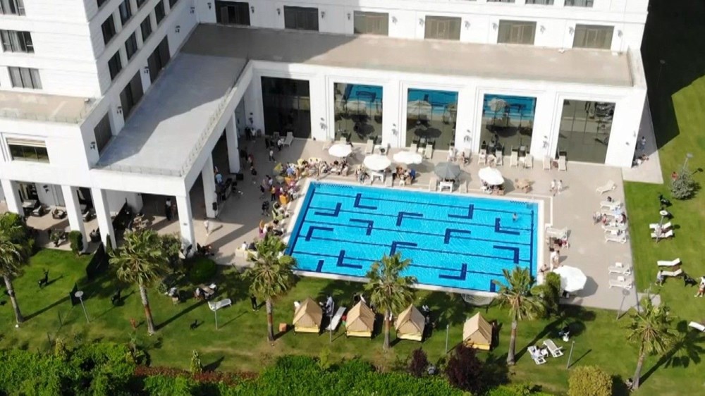 Havuz başında korona partisi