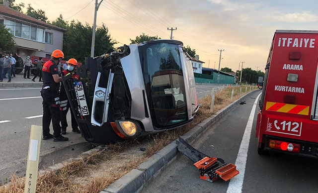 Kamyonet, traktörle çarpıştı: 1 ölü, 2 yaralı