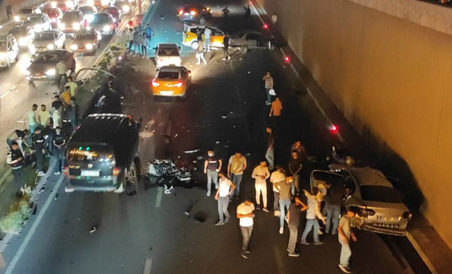 5 aracın karıştığı kazada 2 ölü, 8 yaralı