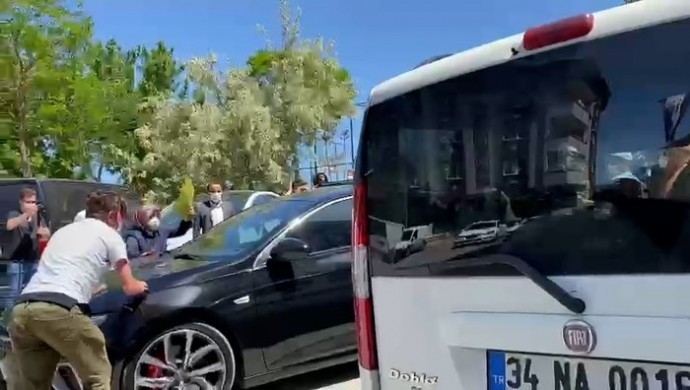 İmamoğlu'nun aracına yumruklu saldırı