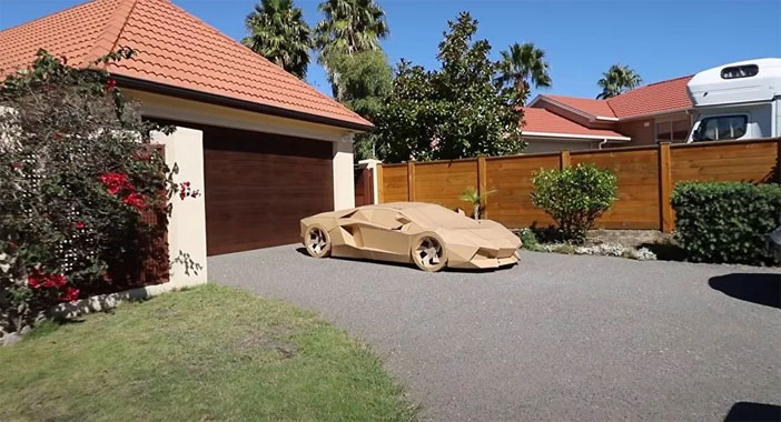 Kartondan yaptığı aracı 10 bin 420 dolara sattı