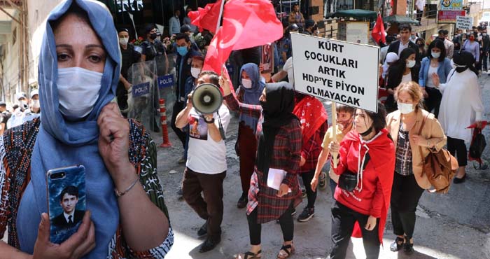 Hakkari'de evlat nöbetine bir aile daha katıldı