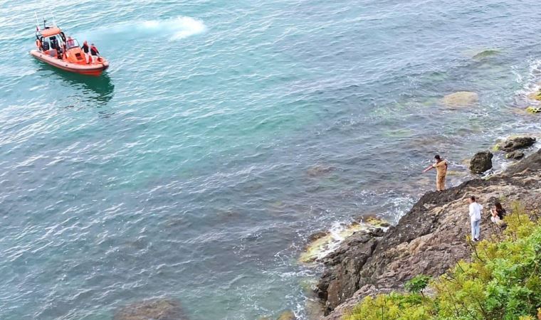 Kayalıklarda mahsur kalan 2 kadın kurtarıldı