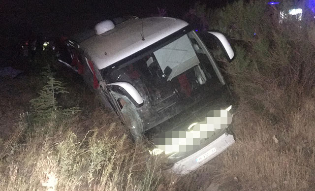 Yolcu otobüsü devrildi: 1 ölü, 10 yaralı