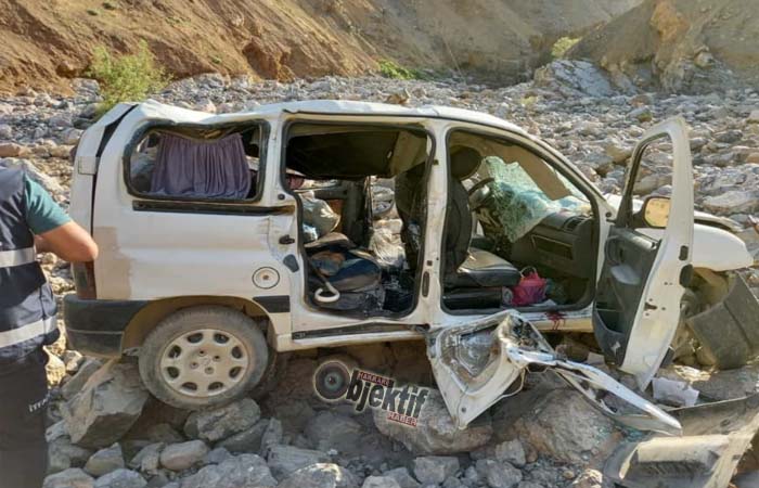 Hakkari'de araç şarampole uçtu:  Yaralıları taşıyan ambulansta kaza geçirdi