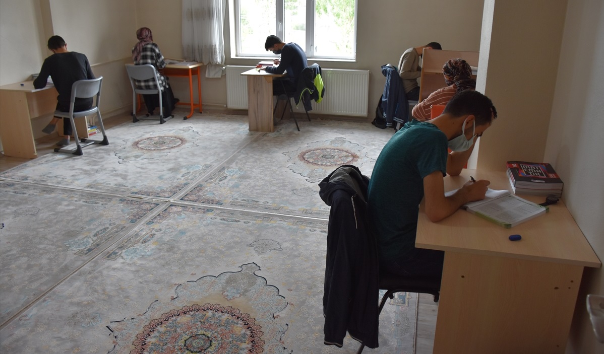 Yüksekovalı aile çocukları için evlerinin misafir odasını sınıfa çevirdi