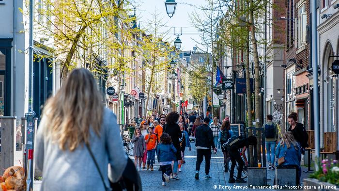 Avrupa'da önlemler gevşetiliyor