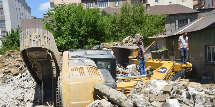 Yüksekova'da devrilen iş makinesinden operatör yara almadan kurtuldu