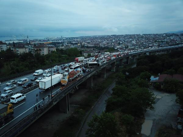 TEM'de 24 araç kaza yaptı