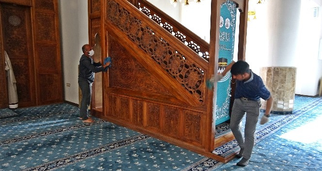 Mahalle sakinlerinden cami temizliği