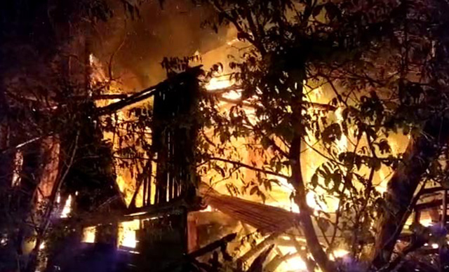 İki katlı ahşap ev alev alev yandı