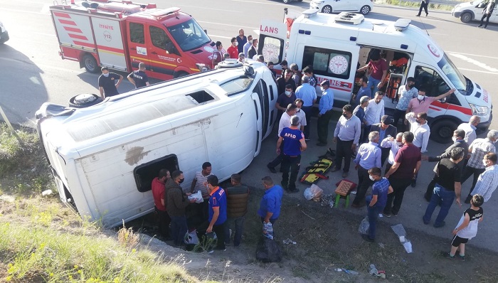 Lastiği patlayan minibüs devrildi: 8 yaralı