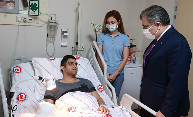 Bakan Koca, hastasının saldırısına uğrayan asistan doktoru ziyaret etti