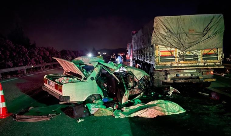 Otomobil, TIR'ın altına girdi