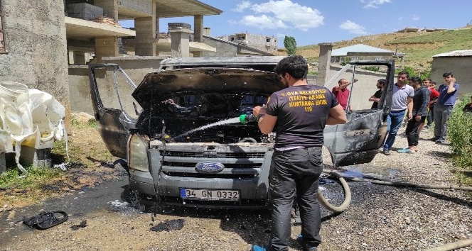 Park halindeki minibüs alev alev yandı