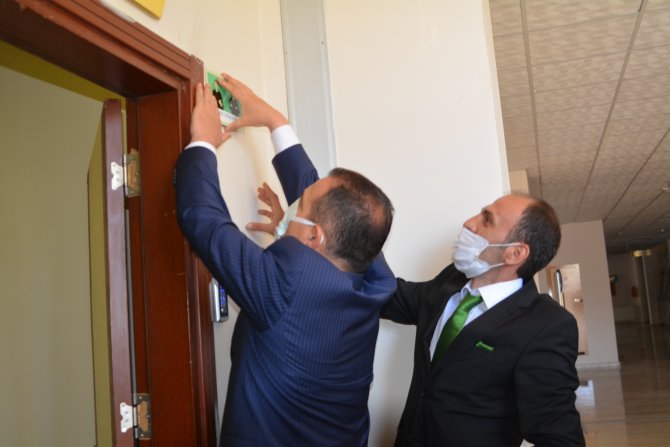 Vali Akbıyık, engelli yönlendirme levhaları astı