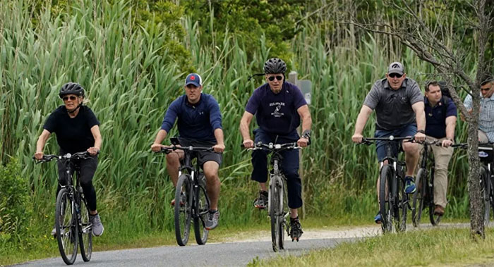 Biden çifti korumalar eşliğinde bisiklet turuna çıktı