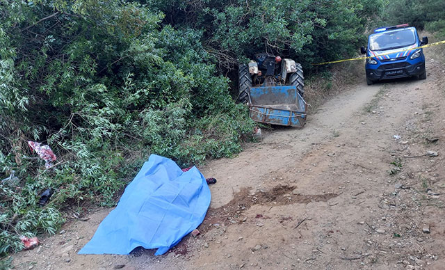 Traktör devrildi: Anne öldü, baba- kız yaralandı