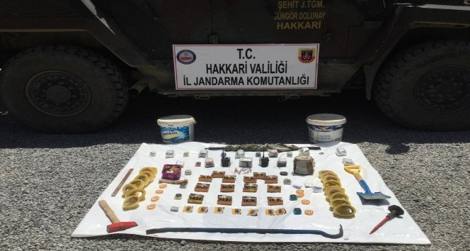 Hakkari kırsalında patlayıcı yapımında kullanılan malzeme ele geçirildi