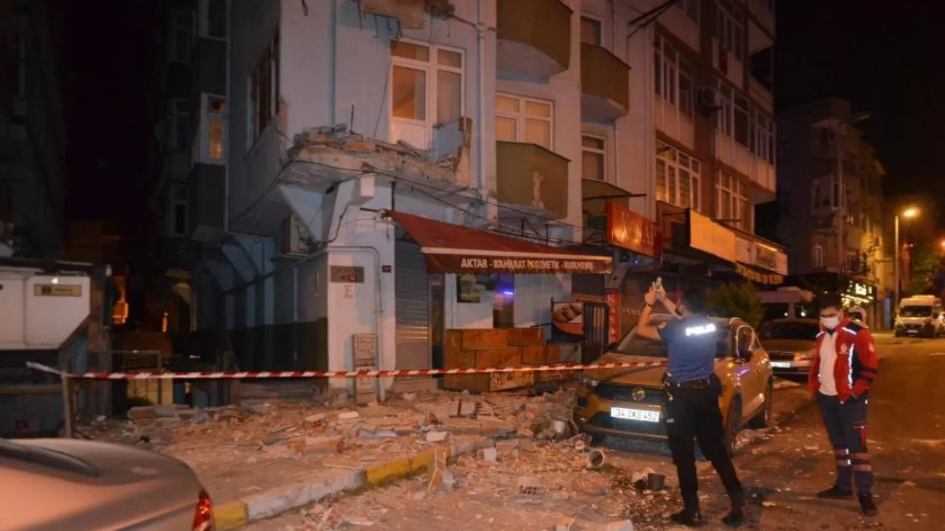 Binanın iki balkonu çöktü