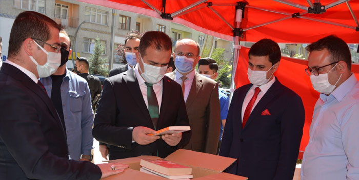Vali Akbıyık, mahkûmlara kitap bağışında bulundu