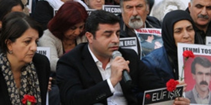 Demirtaş Cumartesi Anneleri/İnsanları için şarkı yaptı