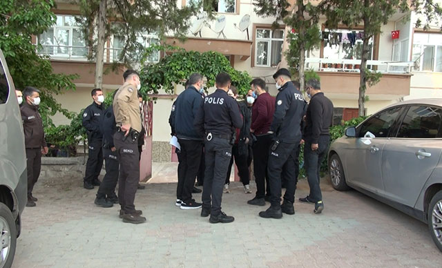 Tartıştığı eşini boynundan bıçaklayarak öldürdü