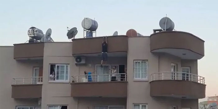 Çatıda asılı kaldı