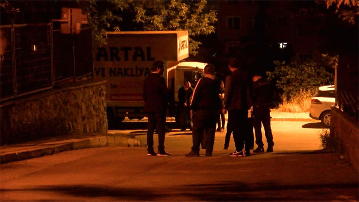 Kalaşnikoflarla çatıştılar: 2 yaralı