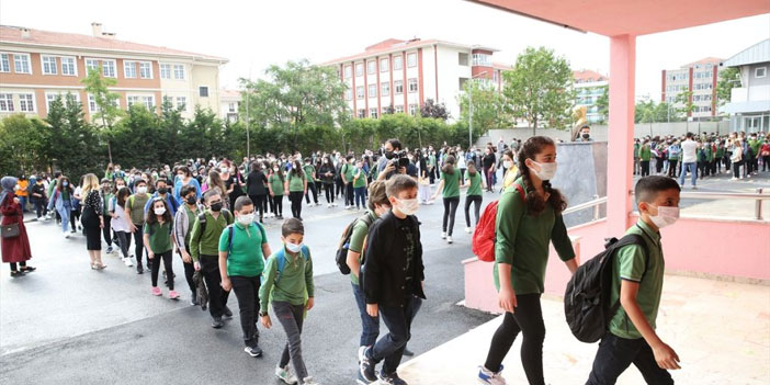Ortaokul ve lise öğrencileri yüz yüze eğitime başladı