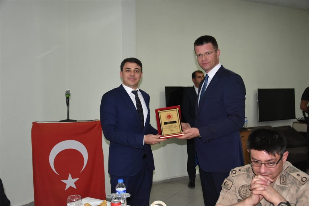 Yüksekova'da tayini çıkan hakim ve savcılar için veda programı düzenlendi