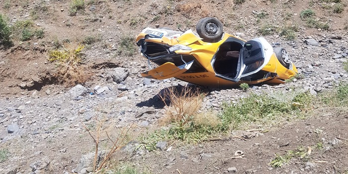 Hakkari'de ticari araç şarampole uçtu