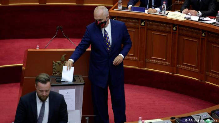 Meclis Cumhurbaşkanını azletti