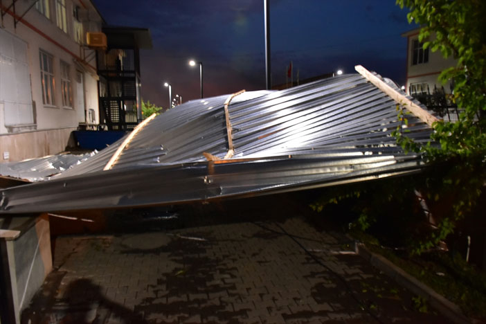 Şiddetli fırtına çatı uçurdu