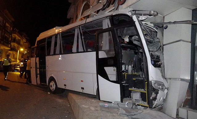 Servis midibüsü mobilya mağazasına girdi: 12 yaralı