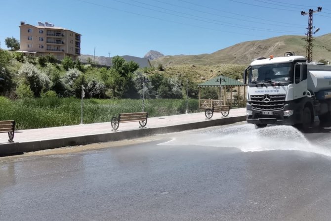 Hakkari caddeleri tazyikli suyla yıkandı