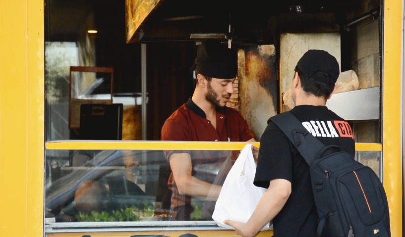 Hakkari'de kendini cüzdanını kaybetmiş asker olarak tanıtan Youtuber'a yardım eli!