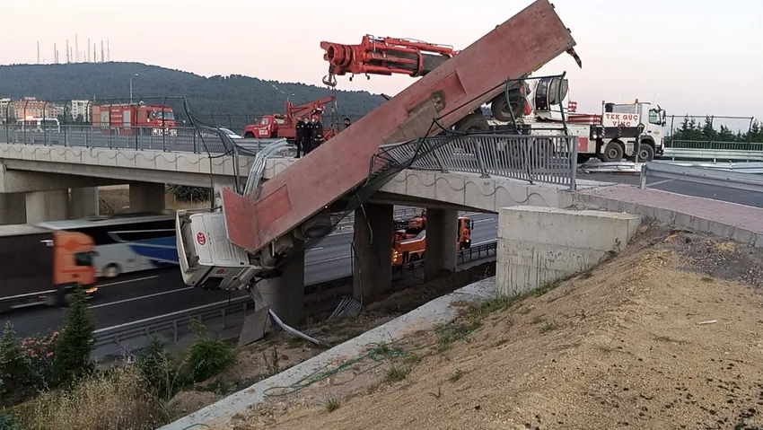 TIR viyadükte askılı kaldı