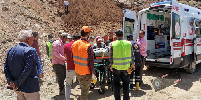 Hakkari'de iş makinesi devrildi: 1 kişi yaralı