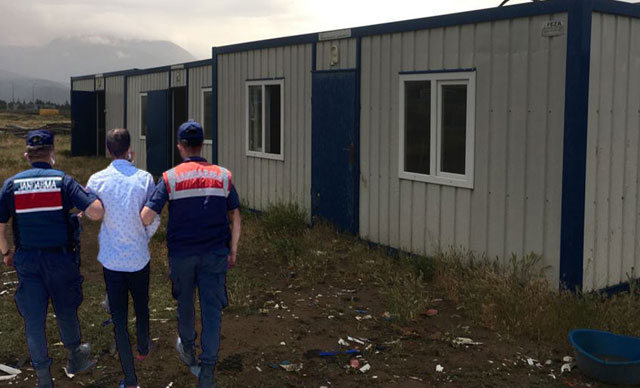 Çaldığı konteynerleri taşımak için vinç ve TIR kiralamış