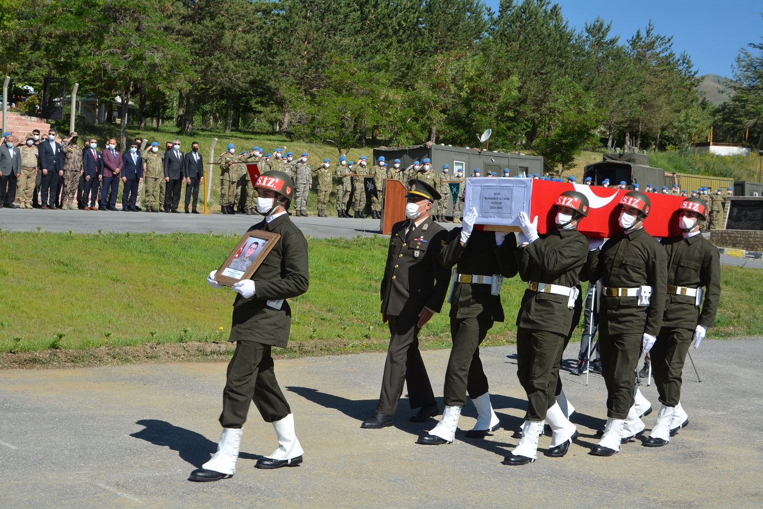 füze saldırısında şehit olan asker için Hakkari'de tören!
